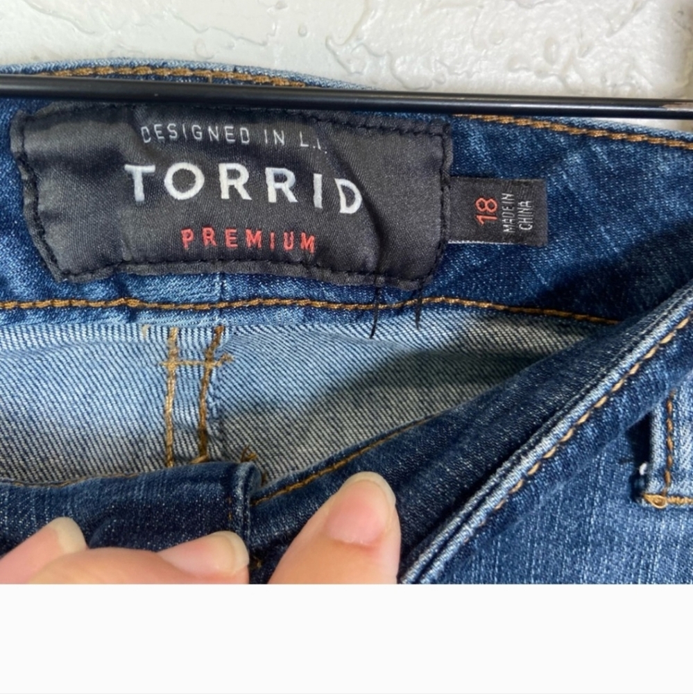 torrid Mid Rise Boyfriend Jeans Distressed Size 18 - Picture 5 of 5